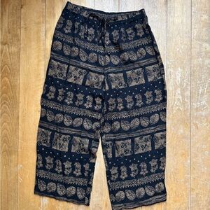 Boho Stylish Black and Tan Floral Patterned Cropped Pants Medium